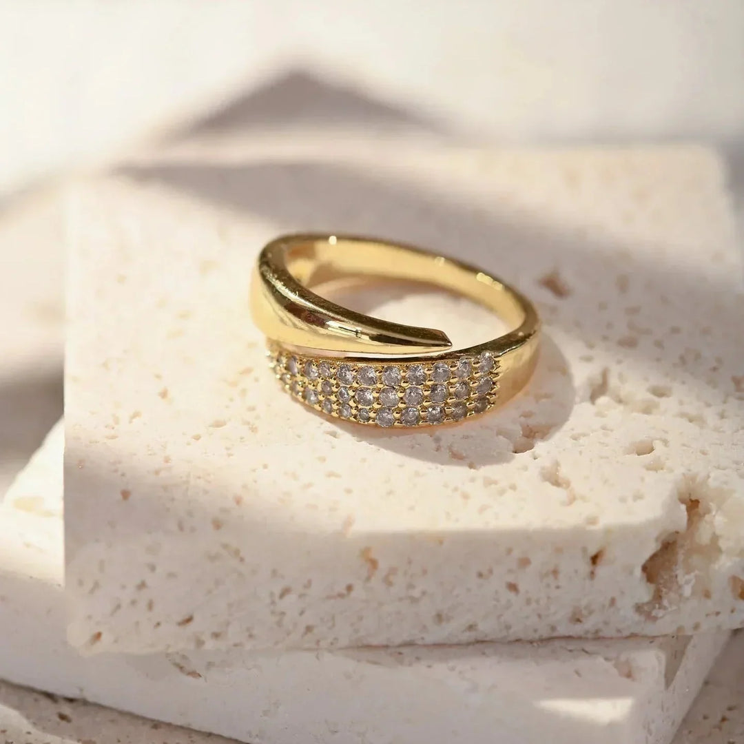 Elegant ring with stunning stones