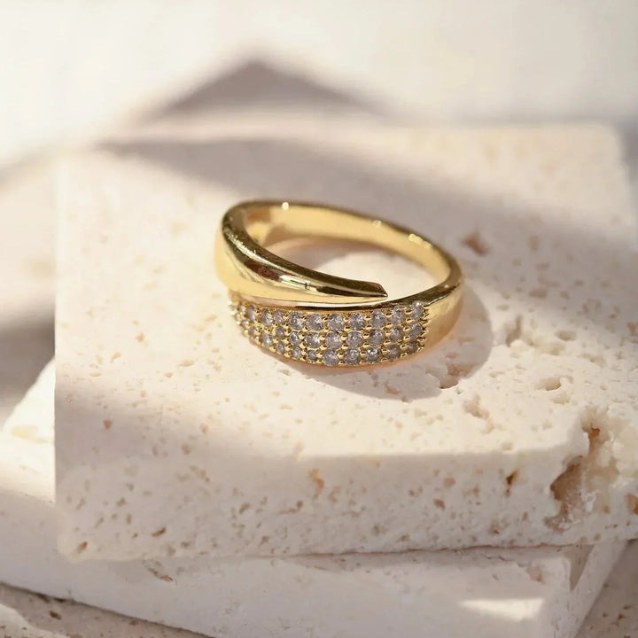 Elegant ring with stunning stones