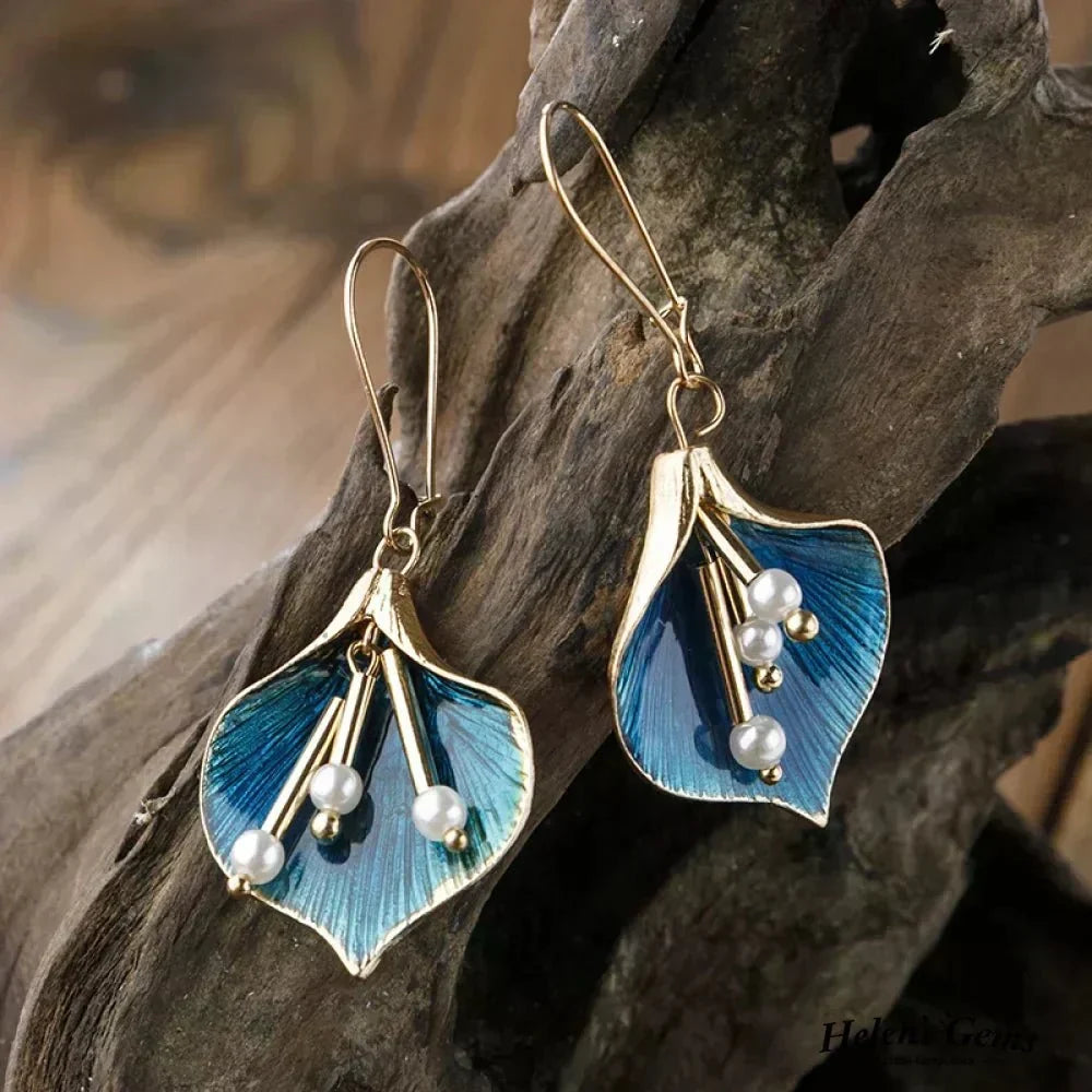 Earrings in gold and blue with pearls