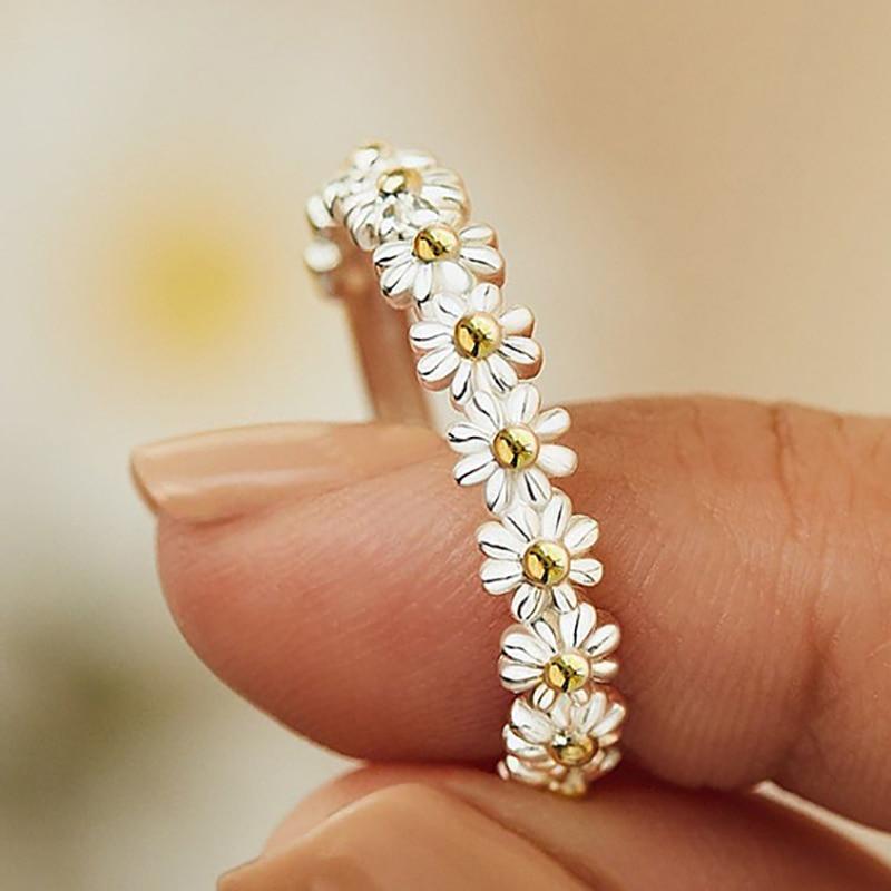 Daisy Ring in Silver and Hand-Painted Enamel