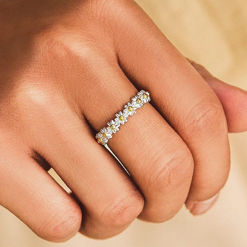 Daisy Ring in Silver and Hand-Painted Enamel